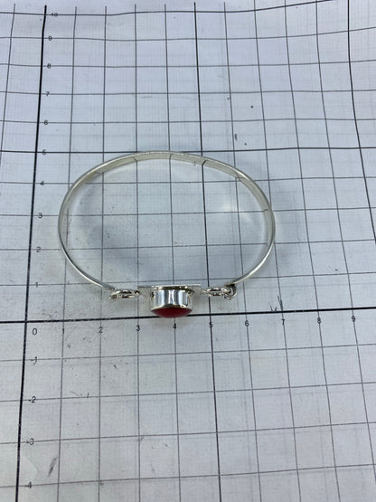 Reverso del brazalete mostrando el Quinto 925 y el pulido de la plata