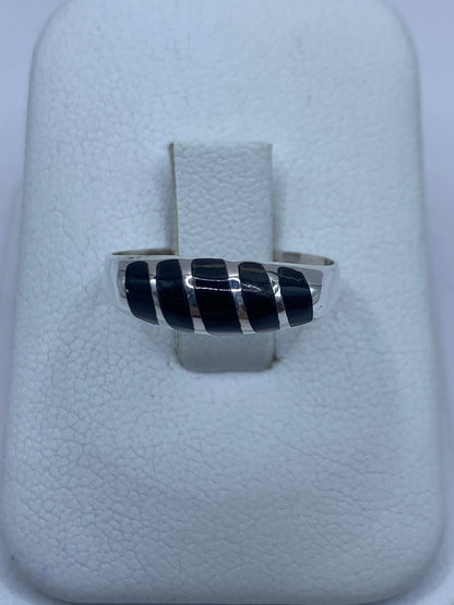 Anillo de plata 950 con segmentos alternos de ónix negro engastado a mano