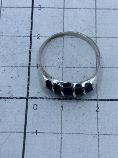 Anillo sobre fondo blanco exhibiendo el Quinto 950 en el interior
