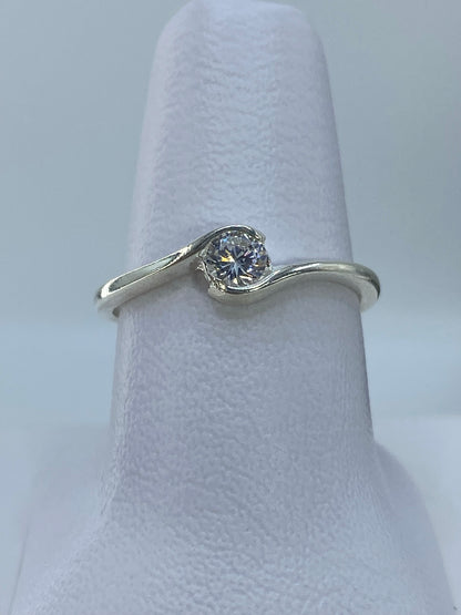 Anillo de plata 925 solitario con circonia cristalina en dedo de mujer