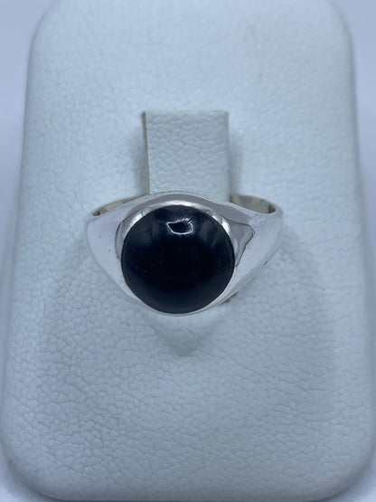 Anillo de plata 925 con ónix negro en solitario sobre fondo blanco