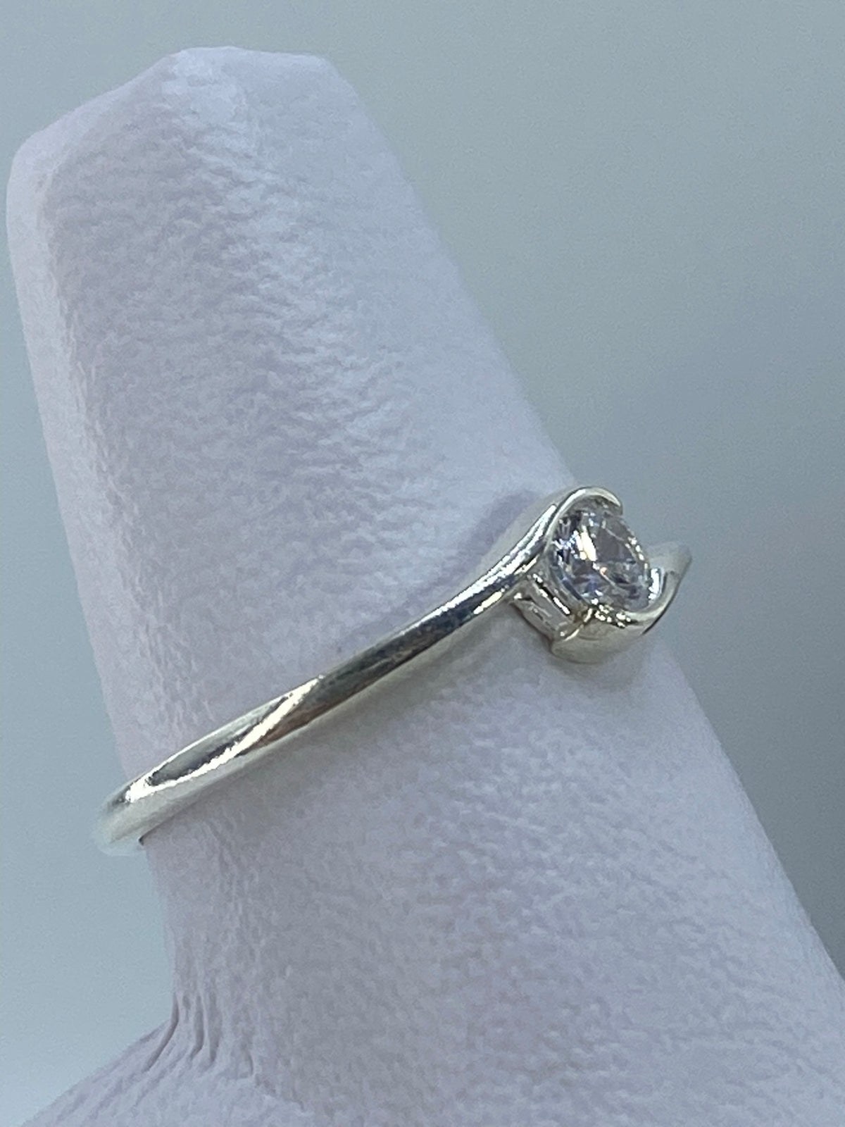 Vista lateral del anillo de plata 925 con engaste de circonia