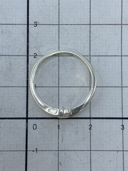 Anillo completo de plata 925 sobre fondo blanco mostrando el Quinto