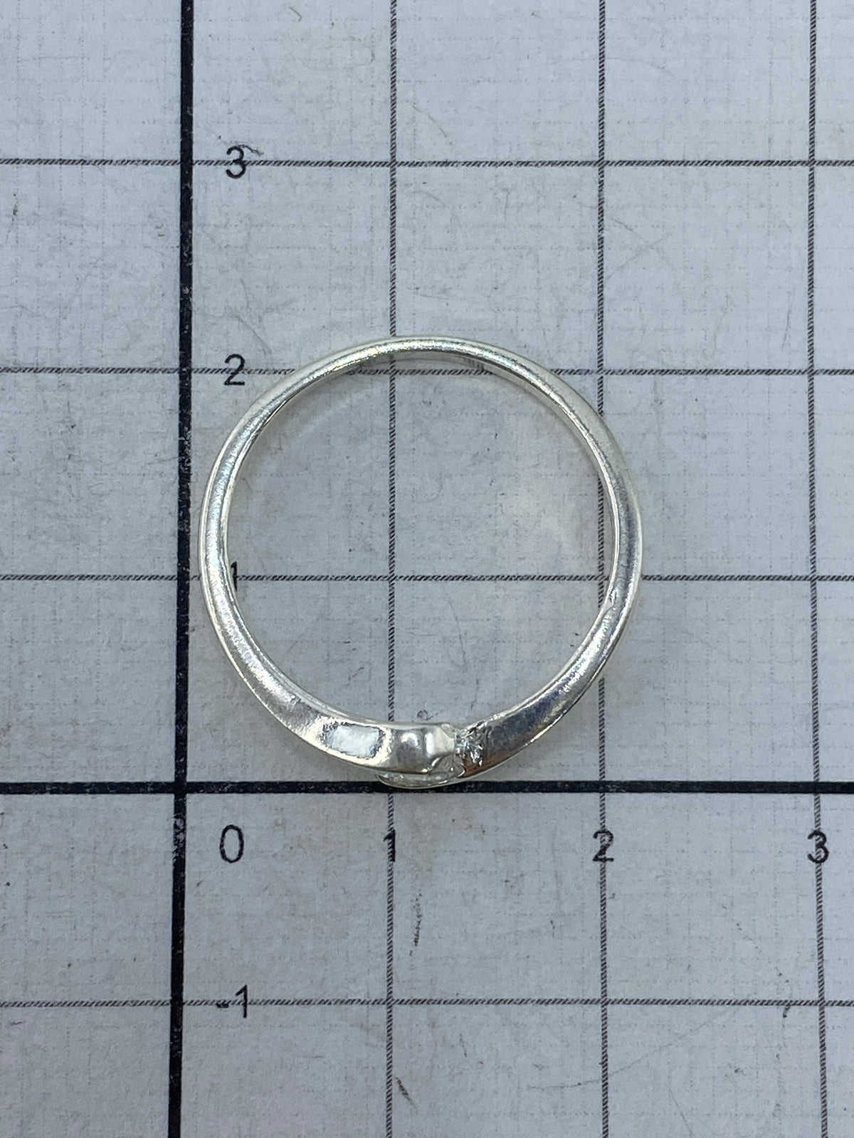 Anillo sobre fondo blanco mostrando el Quinto 925 y su peso de 1.54 g