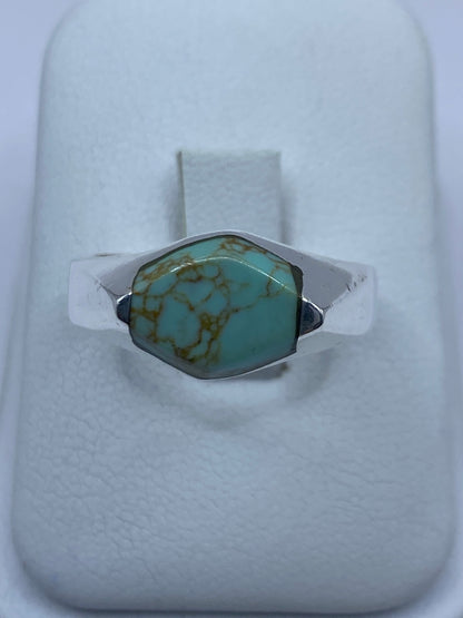 Anillo de plata con turquesa azul cielo engastada en forma geométrica
