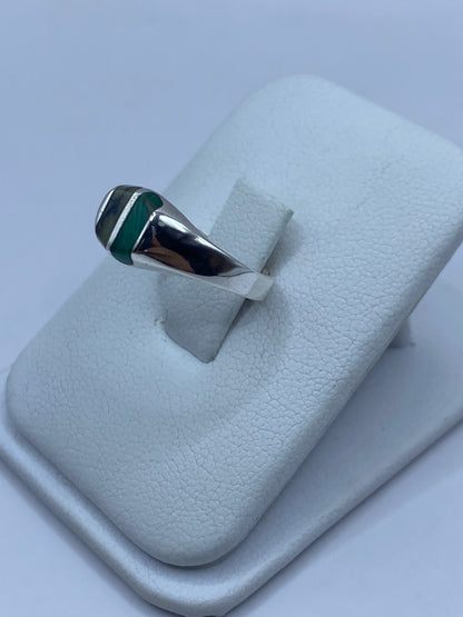 Anillo de malaquita en talla 6 de plata, detalle del engaste artesanal