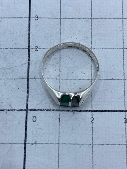 Anillo sobre escala de gramos mostrando peso de 2.6 gramos y marca 925