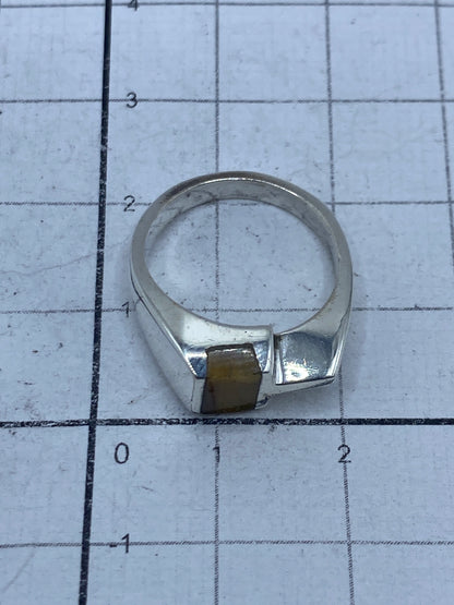 Anillo sobre fondo blanco revelando el Quinto 925 en el interior