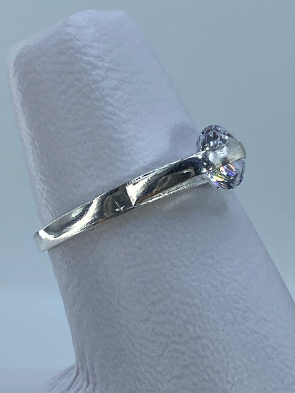 Detalle lateral del anillo mostrando el engaste a mano y la pureza de la circonia