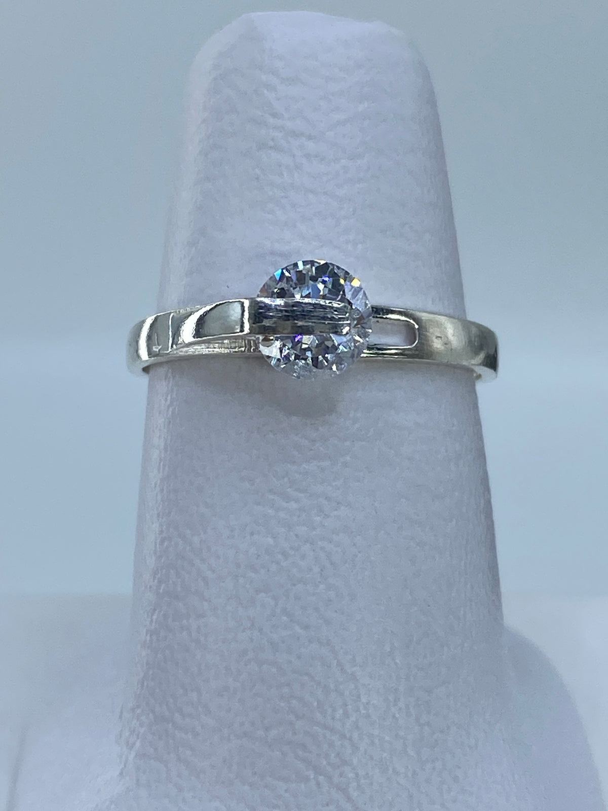 Anillo solitario de plata con circonia cristalina en anular de mujer