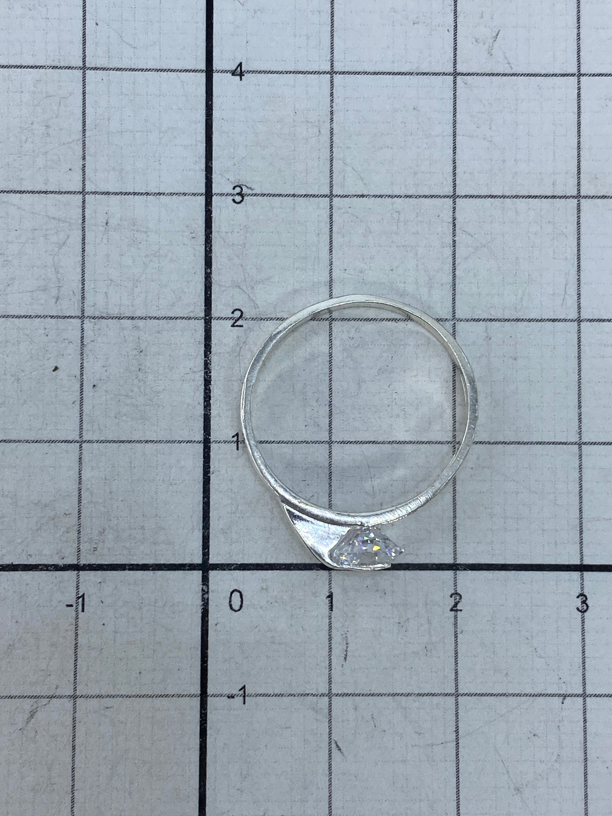Anillo sobre fondo blanco mostrando el acabado pulido y el Quinto 925