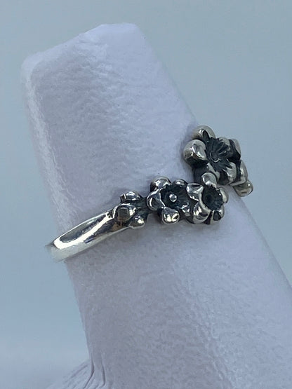 Vista lateral del anillo floral de plata 925 mostrando el repujado
