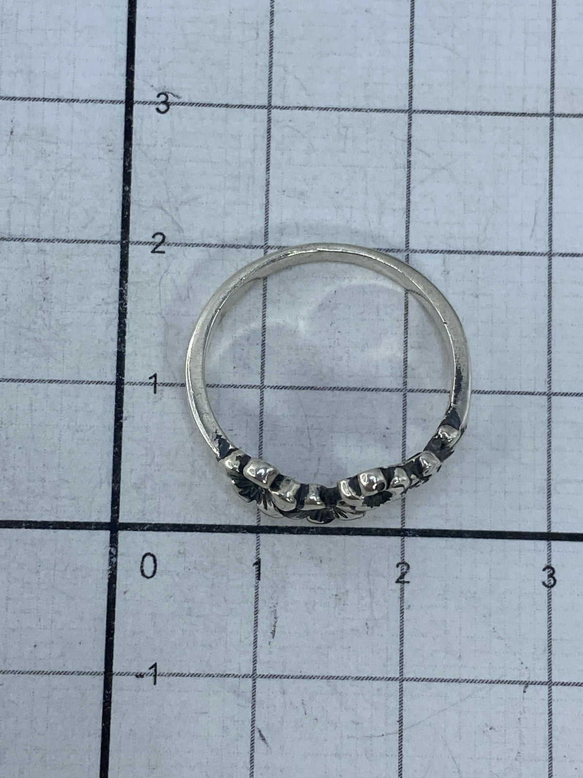 Anillo sobre fondo blanco con el Quinto 925 visible