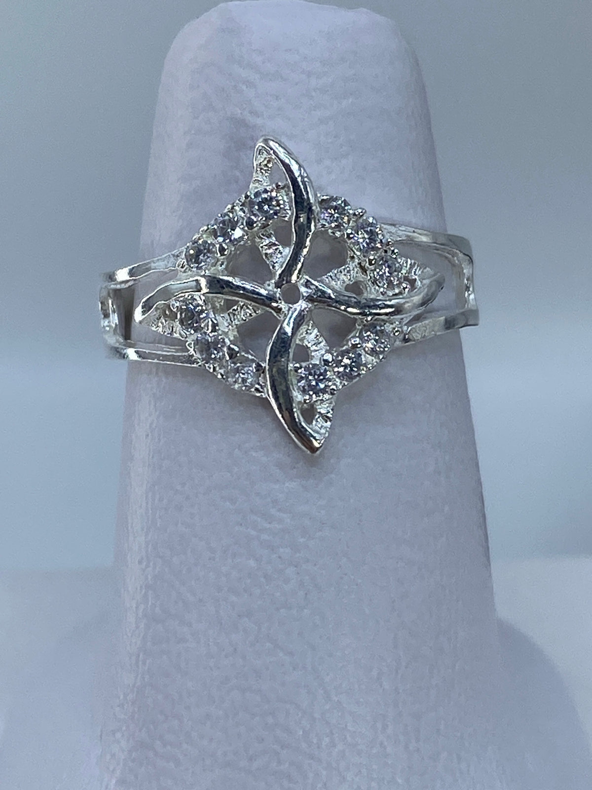 Anillo de plata con micro-circonia en patrón micro-pavé de cuatro puntas sobre dedo