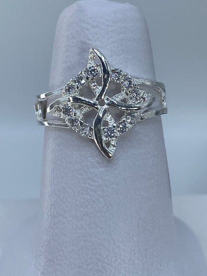 Anillo de plata con micro-circonia en patrón micro-pavé de cuatro puntas sobre dedo