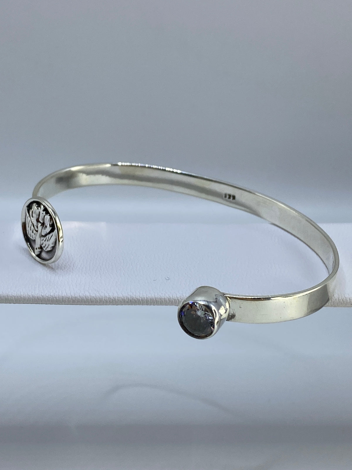 Vista lateral del brazalete mostrando el ancho de banda de 4.4 cm y el brillo de la circonia
