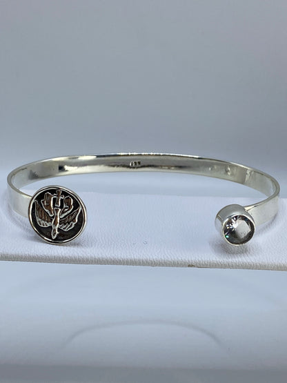 Brazalete puesto en la muñeca, demostrando el diámetro interior de 7.1 cm