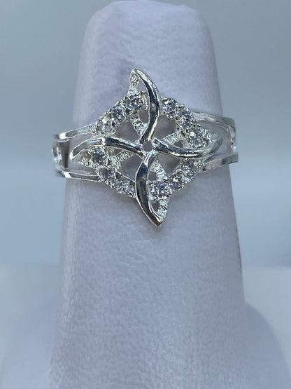 Anillo de plata con micro-circonia pavé en patrón brillante, vista frontal