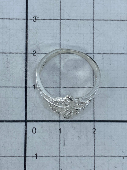 Anillo sobre fondo blanco con el Quinto 925 visible en la banda