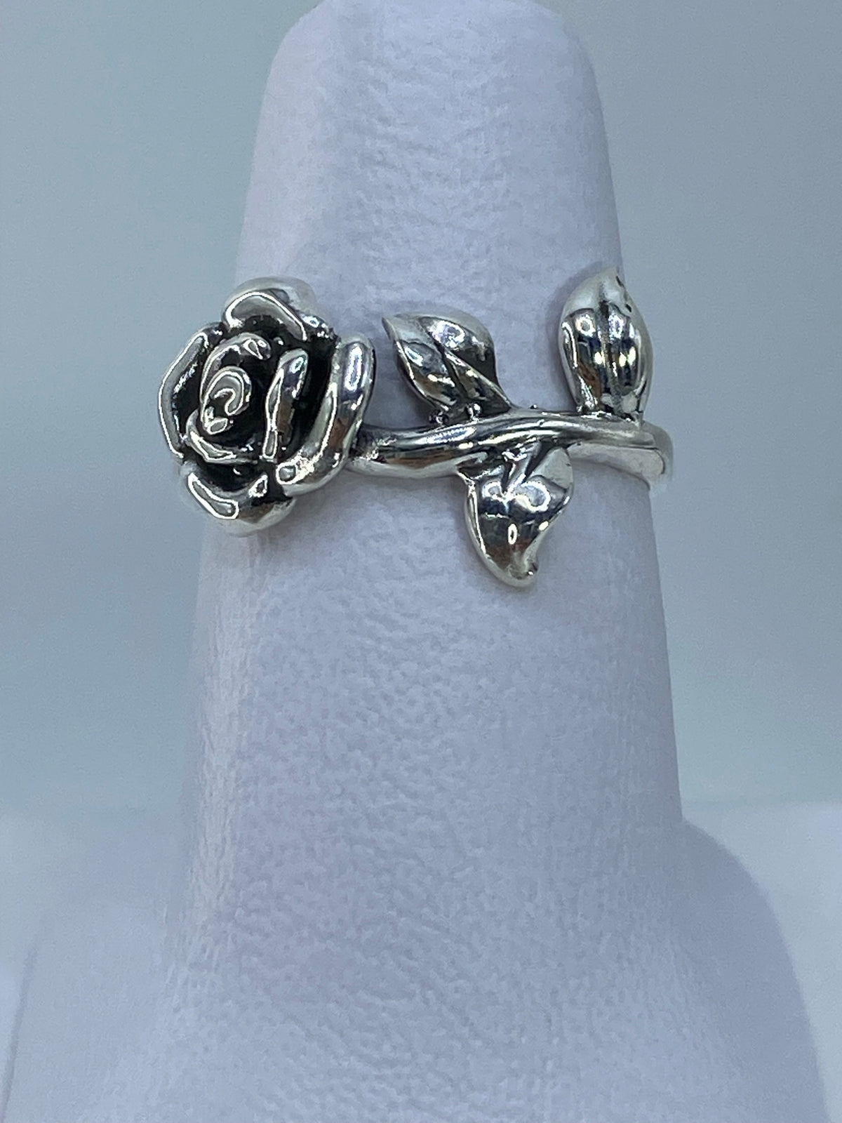 Anillo de plata repujado con flores en relieve, talla 6