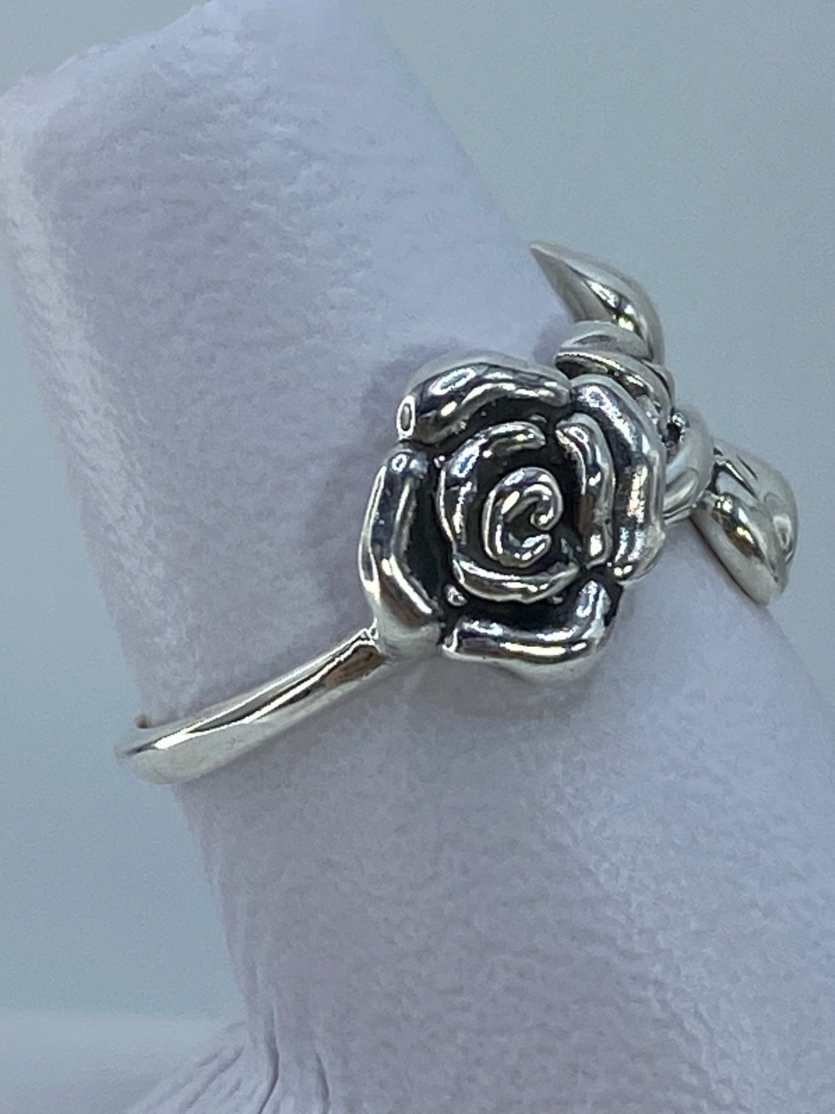 Vista frontal del anillo floral de repujado en plata 925