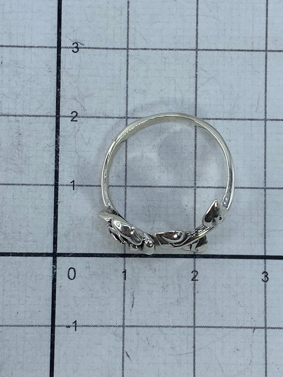 Anillo sobre fondo blanco mostrando el Quinto 925