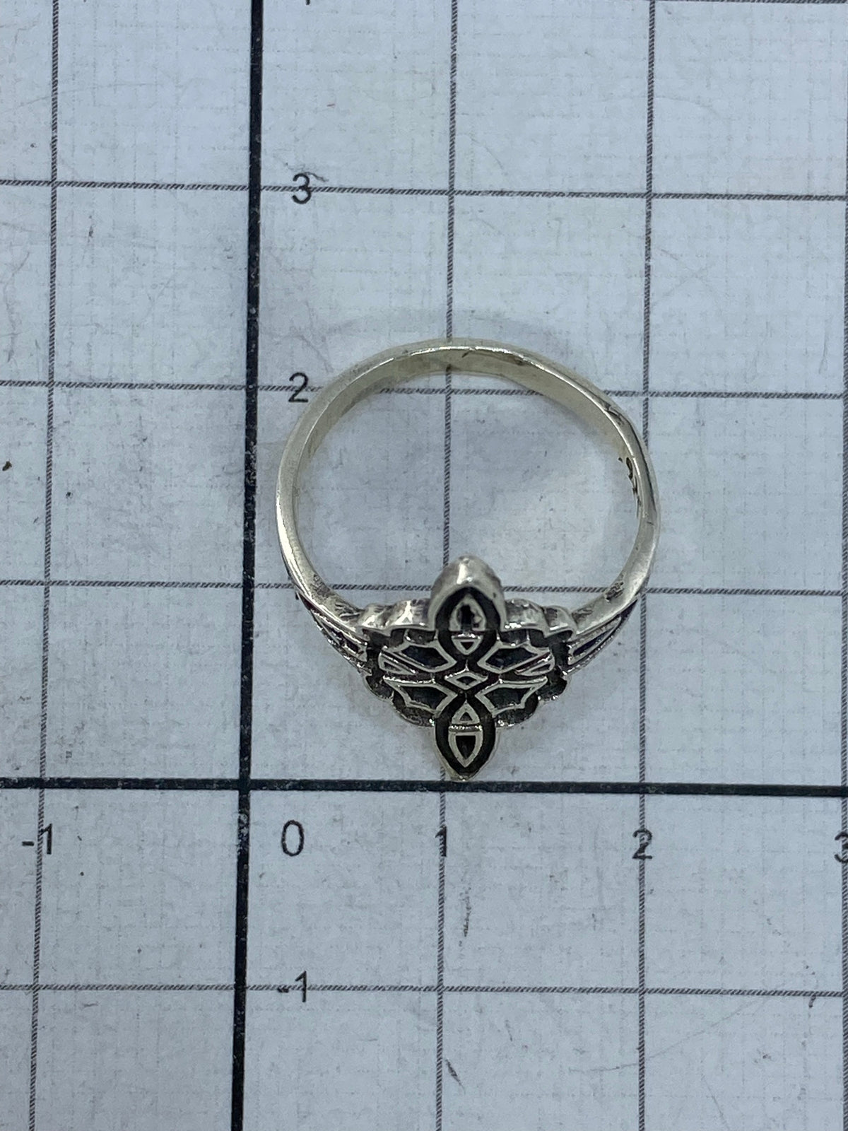 Anillo sobre escala de medición mostrando el Quinto 925 grabado en la banda
