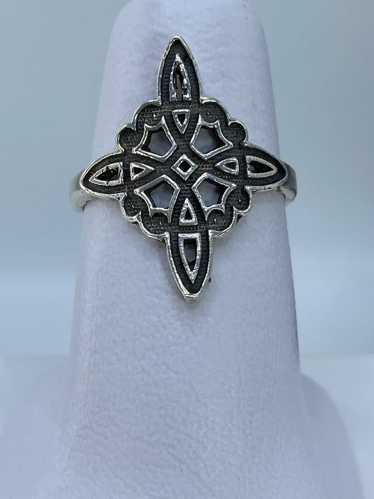 Anillo de plata 925 con Nudo de Bruja repujado, visto de frente