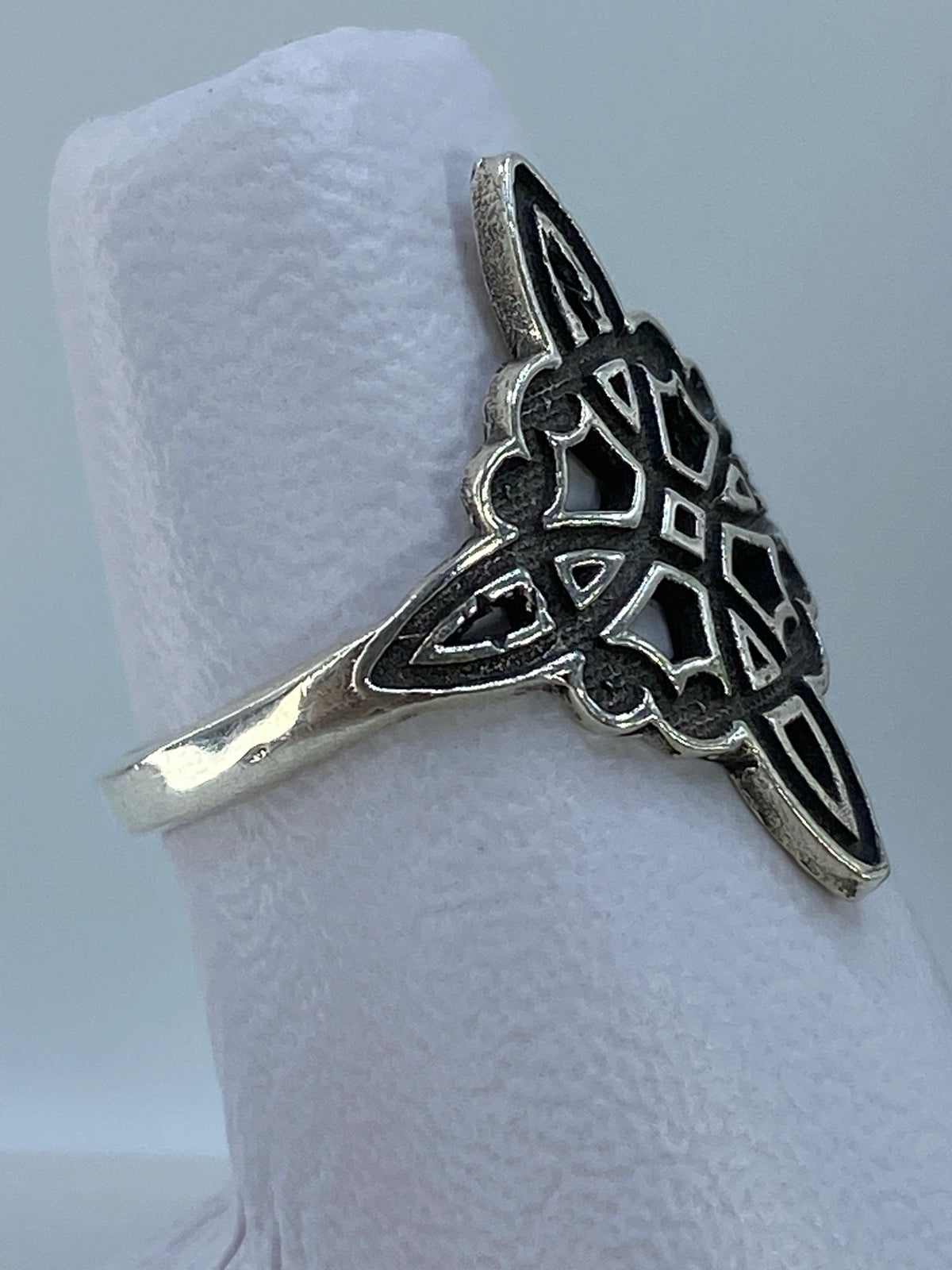 Anillo Nudo de Bruja desde el lateral, mostrando el relieve del repujado