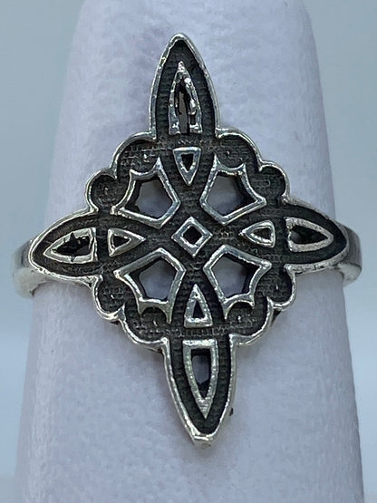 Anillo medido en escala de centímetros, detalle del diseño entrelazado