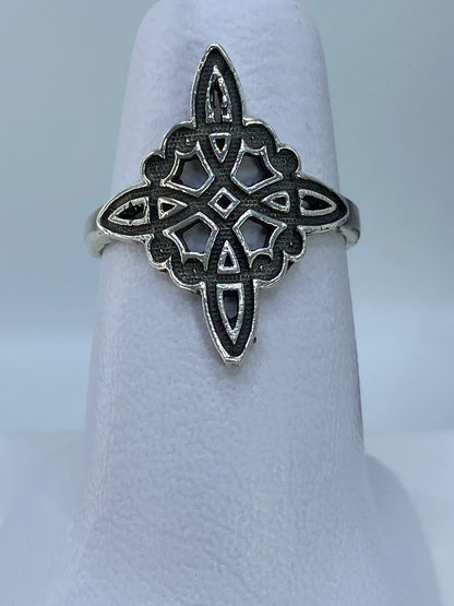 Anillo de plata repujado con diseño geométrico étnico en la mano de una mujer