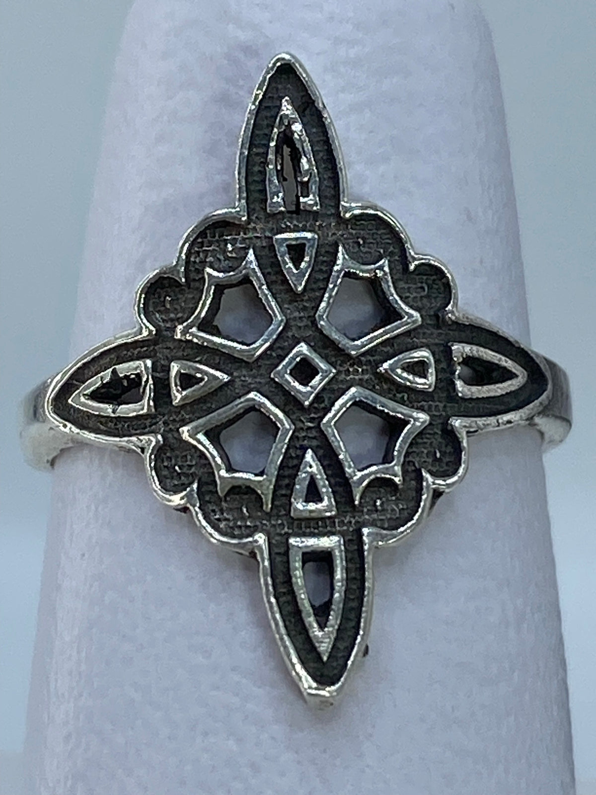 Detalle lateral del anillo mostrando el trabajo de repujado y profundidad