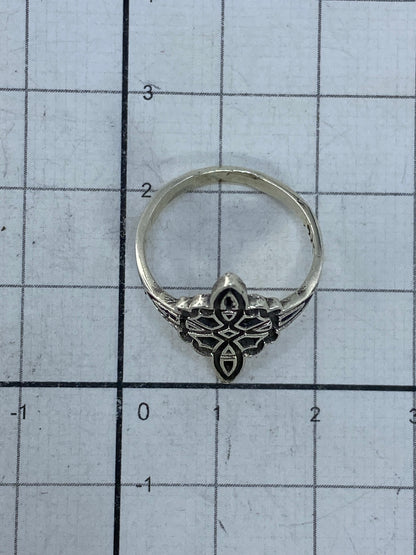 Anillo sobre fondo blanco con sello 925
