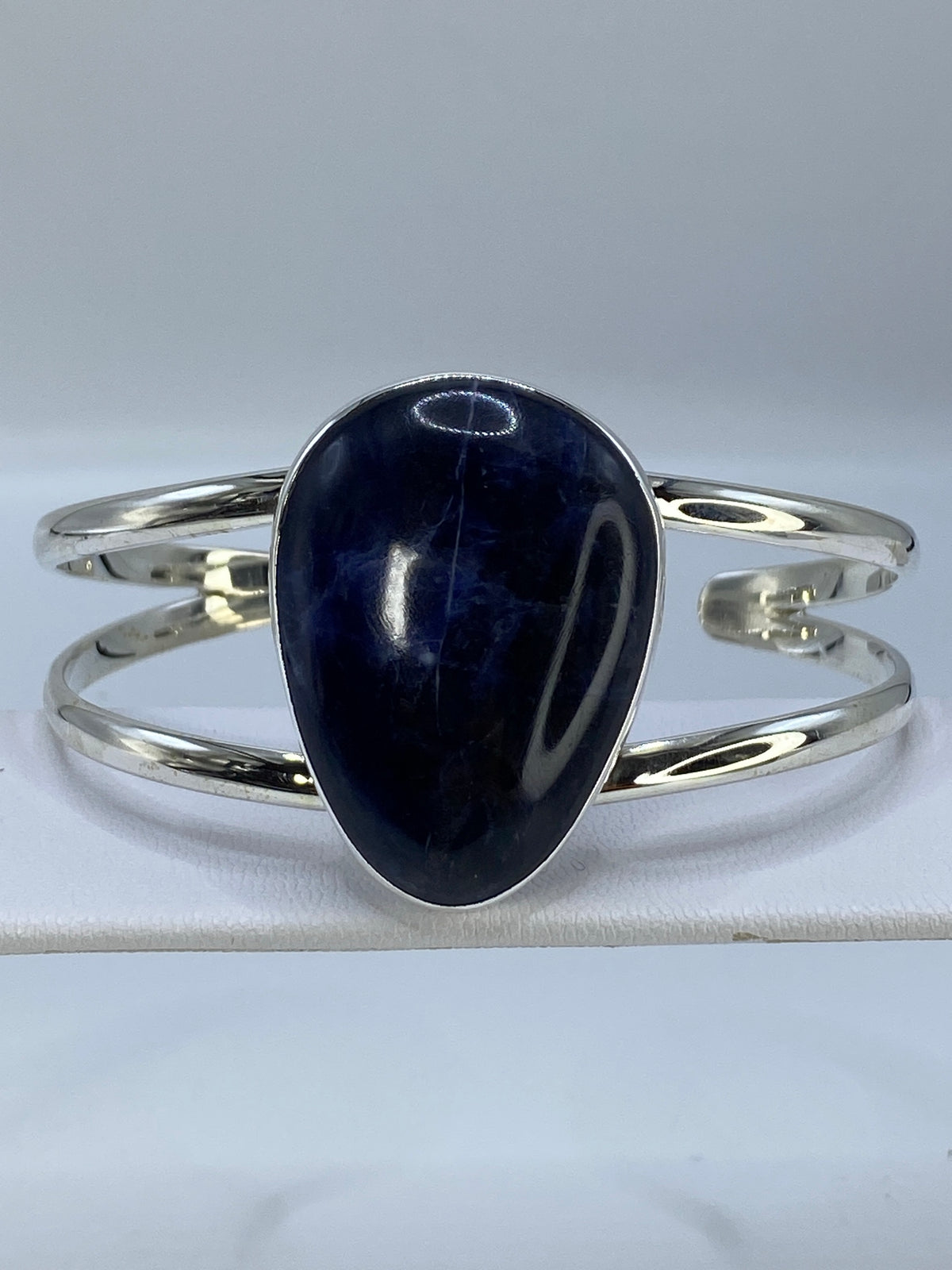 Brazalete de plata 950 rígido con lapislázuli azul engastado, vista frontal