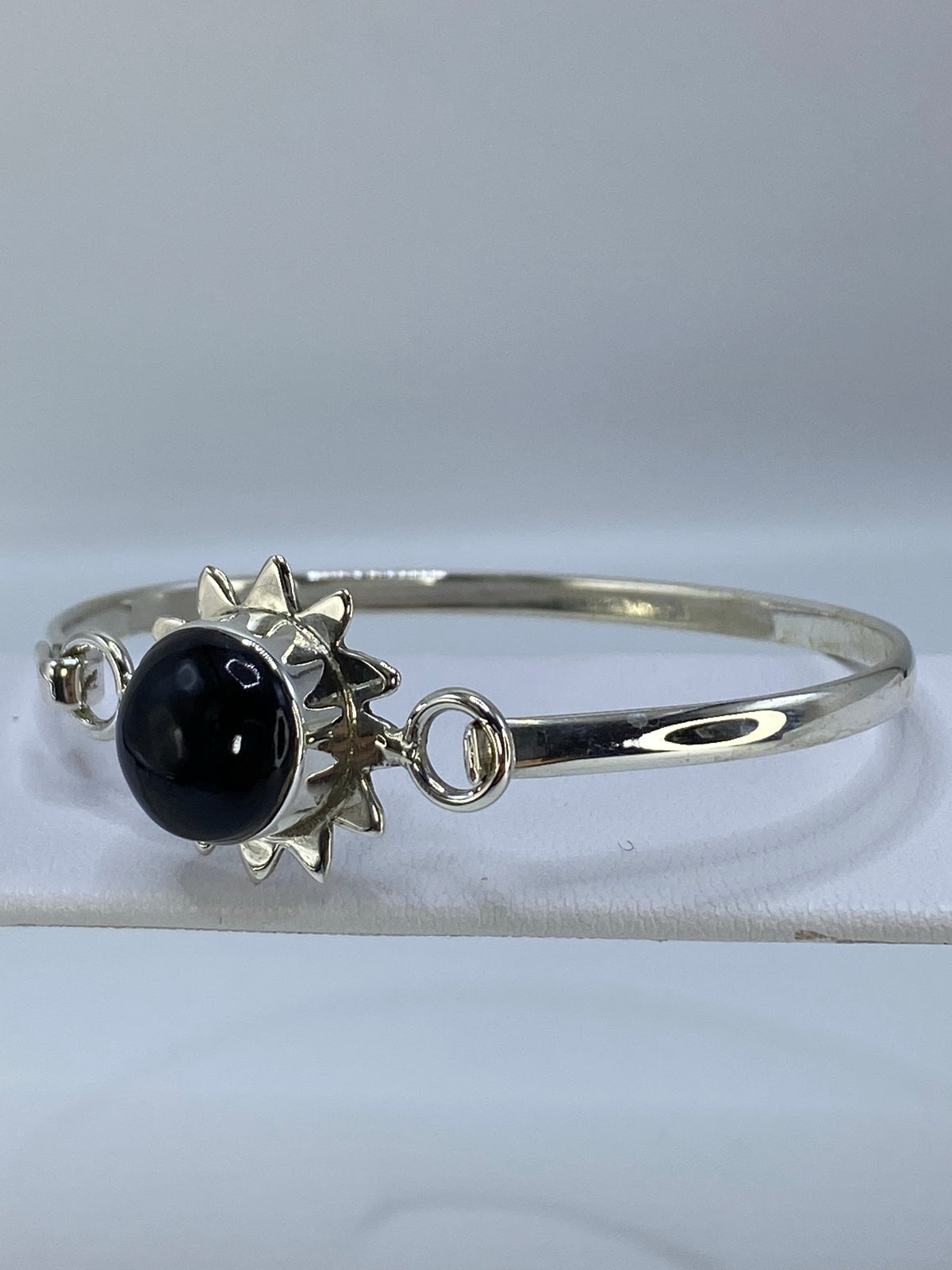 Brazalete en la muñeca mostrando el ónix negro brillante y la plata pulida