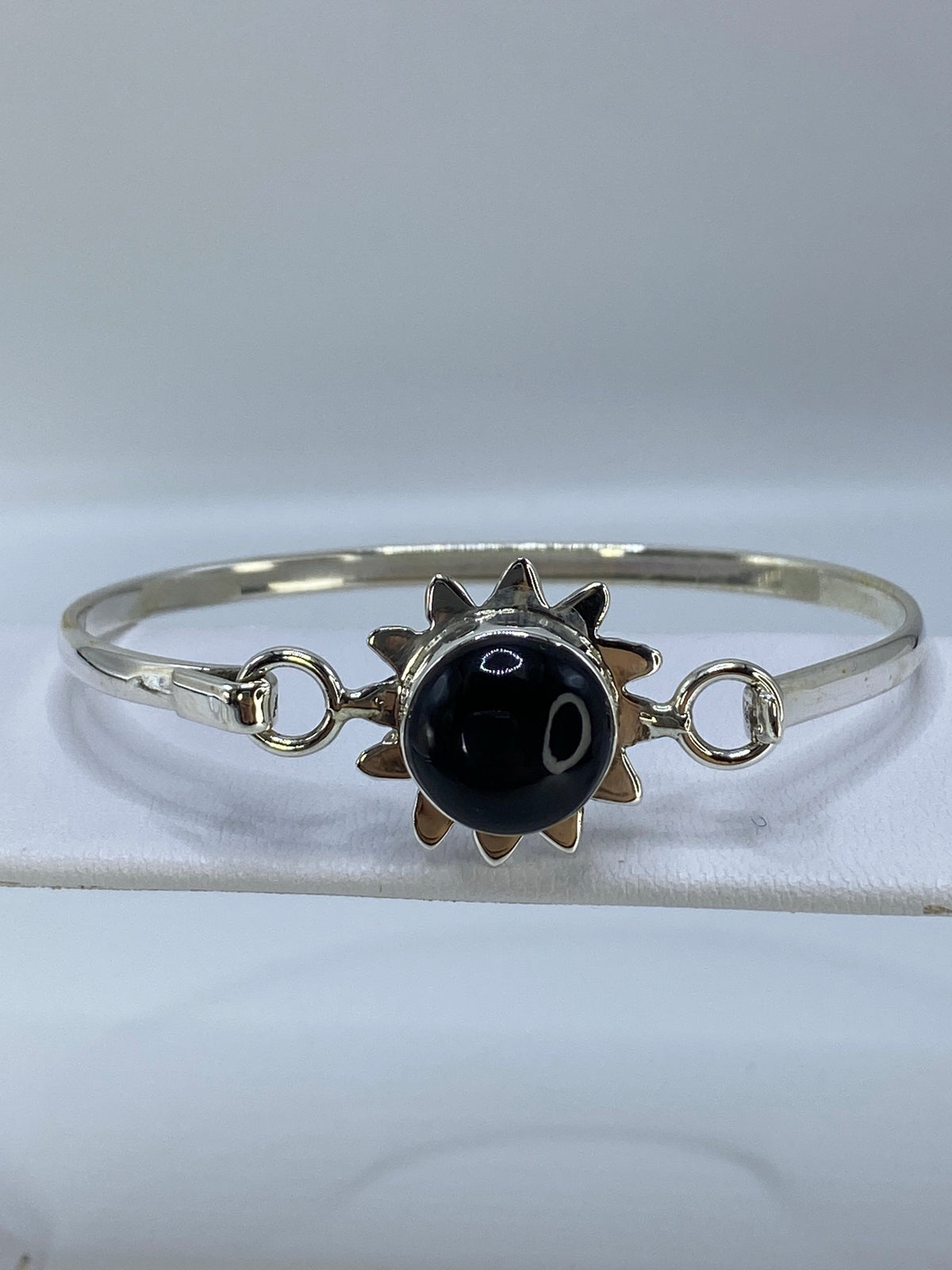 Detalle lateral del brazalete con la abertura y el ancho de la banda de 4.1 cm