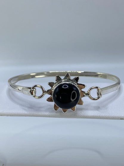 Detalle lateral del brazalete con la abertura y el ancho de la banda de 4.1 cm