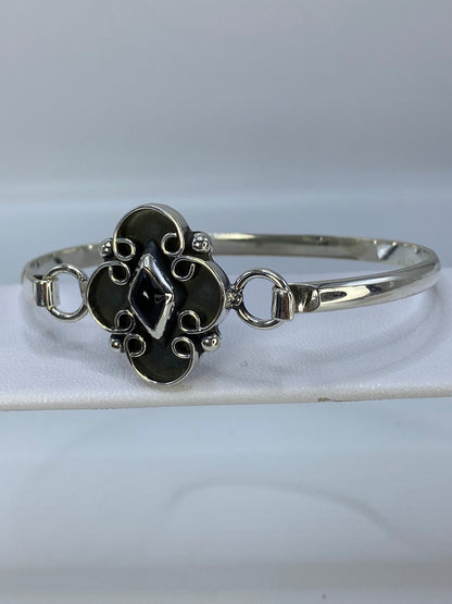 Detalle del engaste de ónix y los motivos de filigrana en plata