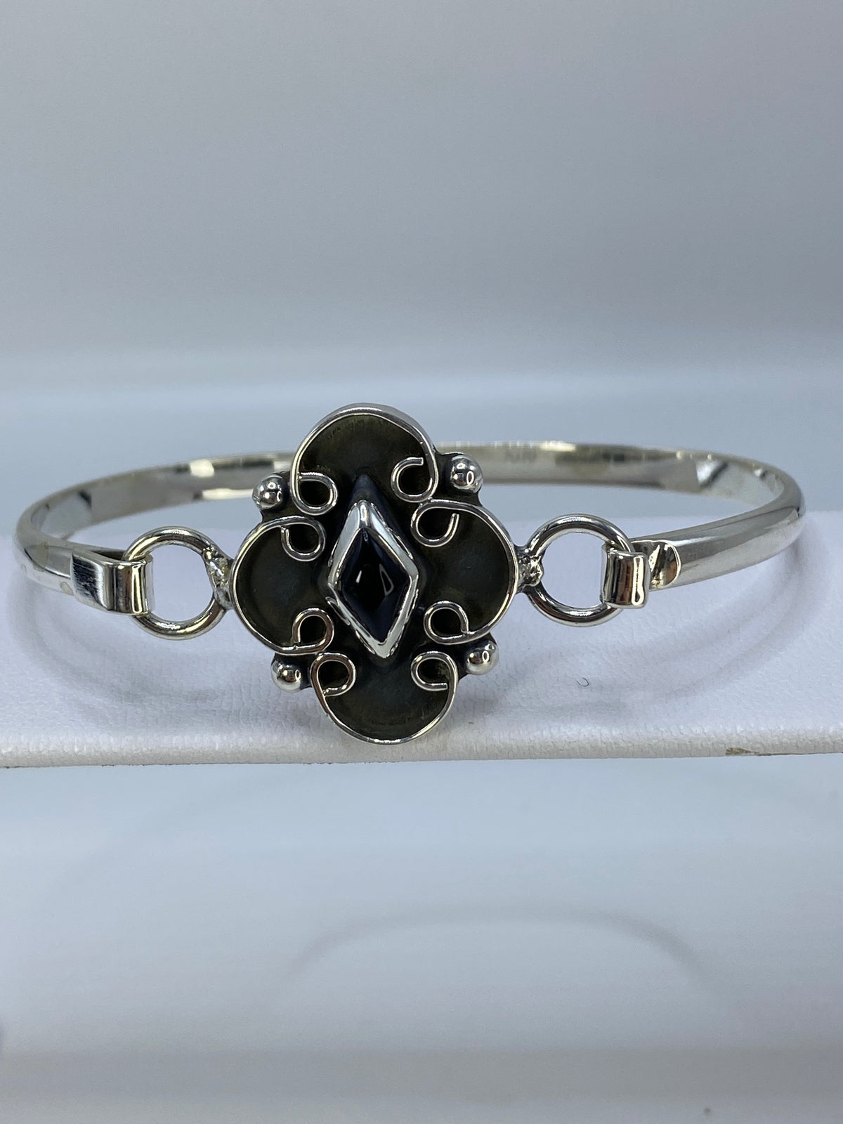 Brazalete rígido de Taxco mostrando el diámetro interior de 6.5 cm