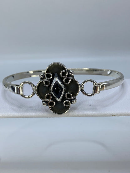 Brazalete rígido de Taxco mostrando el diámetro interior de 6.5 cm
