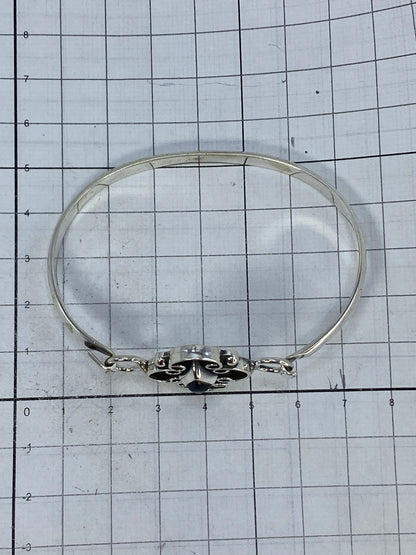 Brazalete sobre fondo blanco con el Quinto 925 visible en la base
