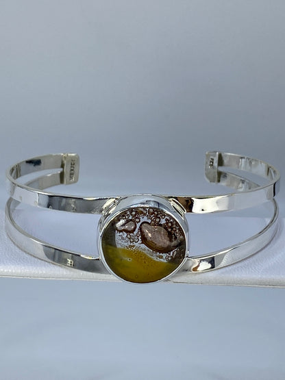 Detalle del acabado pulido del brazalete rígido de plata 925