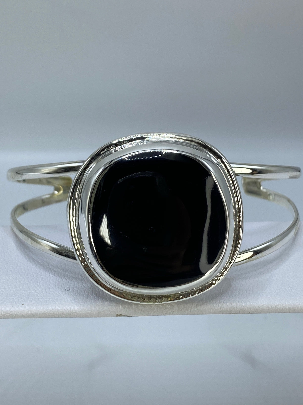 Brazalete de plata 925 con ónix negro engastado, vista superior mostrando el diámetro interior