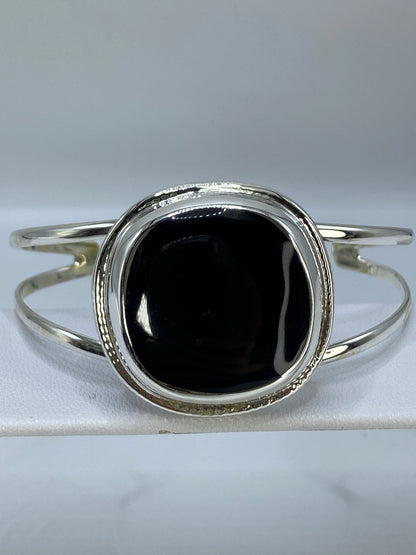 Brazalete de plata 925 con ónix negro engastado, vista superior mostrando el diámetro interior