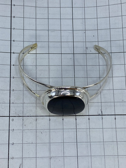 Brazalete puesto en la muñeca mostrando el ajuste y presencia del ónix negro
