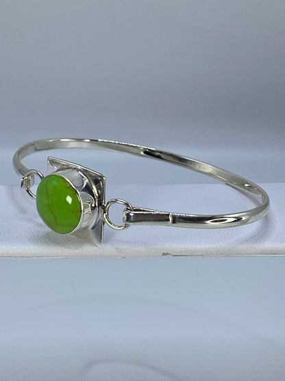 Brazalete de turquesa verde en plata 925 de Taxco, detalle del engaste lateral
