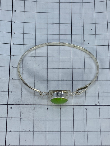 Sello de autenticidad 925 en la base del brazalete de plata