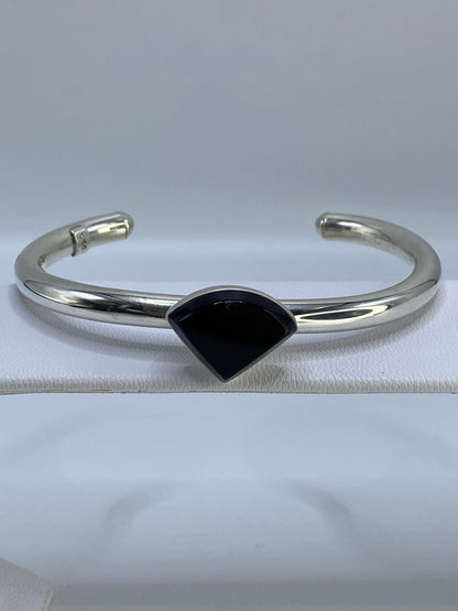Brazalete de plata 925 con ónix negro engastado, visto de frente