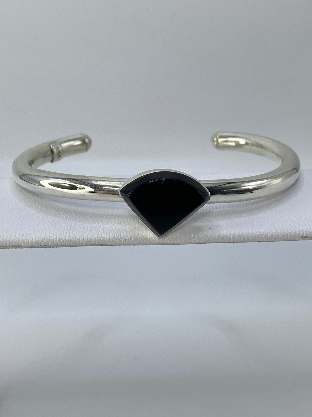 Detalle lateral del brazalete de Taxco con la banda de plata pulida