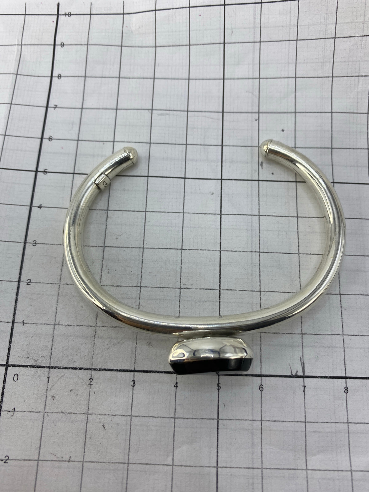 Brazalete colocado en muñeca, mostrando el ónix negro profundo